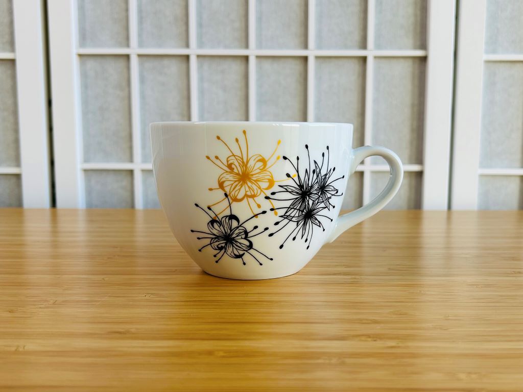 Breiter Becher „Spinnenlilie“ mit Gold 480 ml