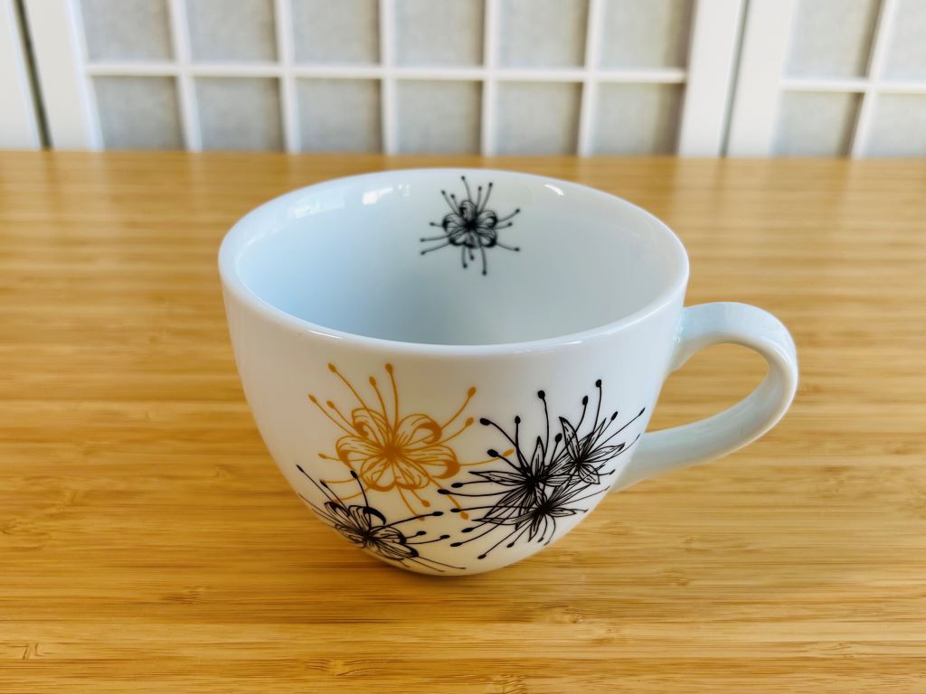 Breiter Becher „Spinnenlilie“ mit Gold 480 ml