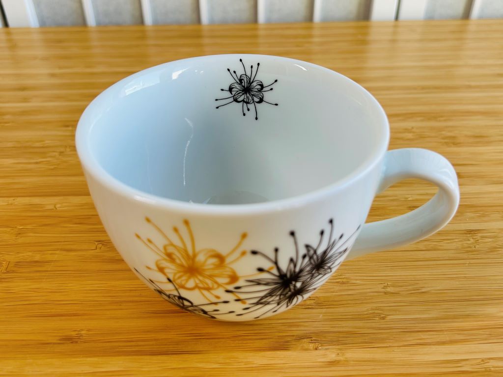 Breiter Becher „Spinnenlilie“ mit Gold 480 ml