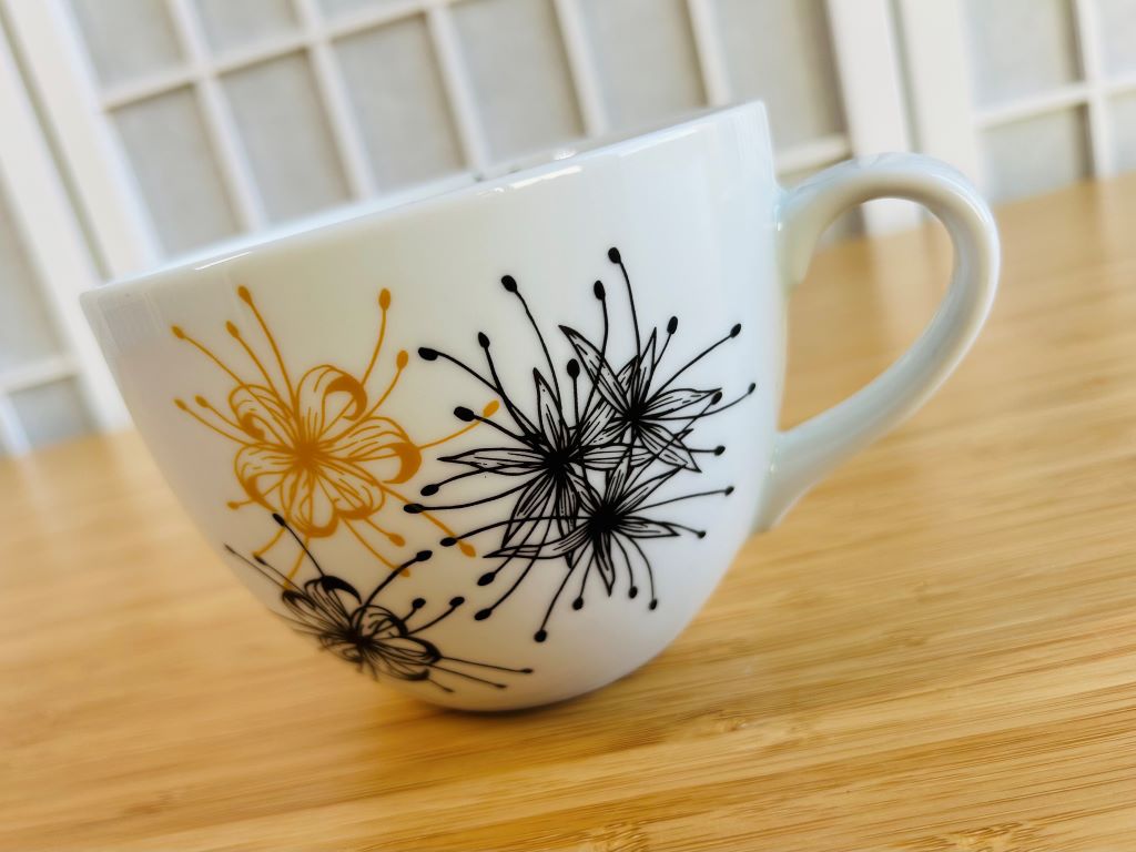Breiter Becher „Spinnenlilie“ mit Gold 480 ml