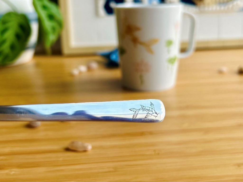 sada hrnek s podšálkem + lžička "Jezerní drahokamy aneb koi kapříci s měsícem"