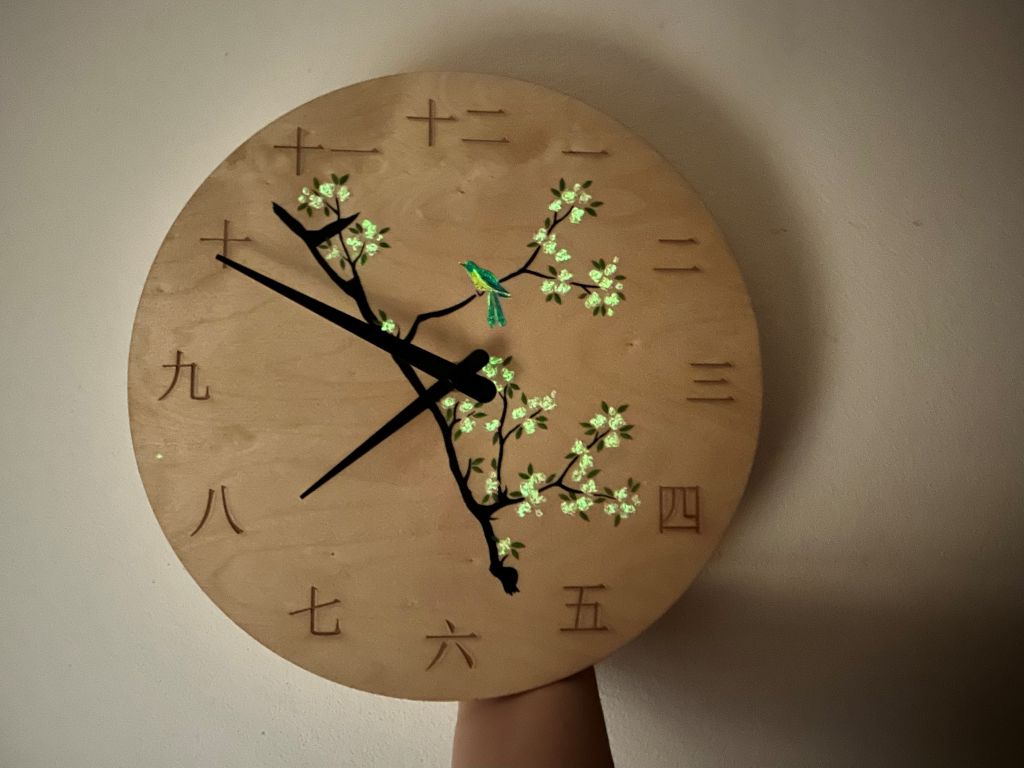 Luxusní dřevěné hodiny "Ptáček na sakuře" 29 cm