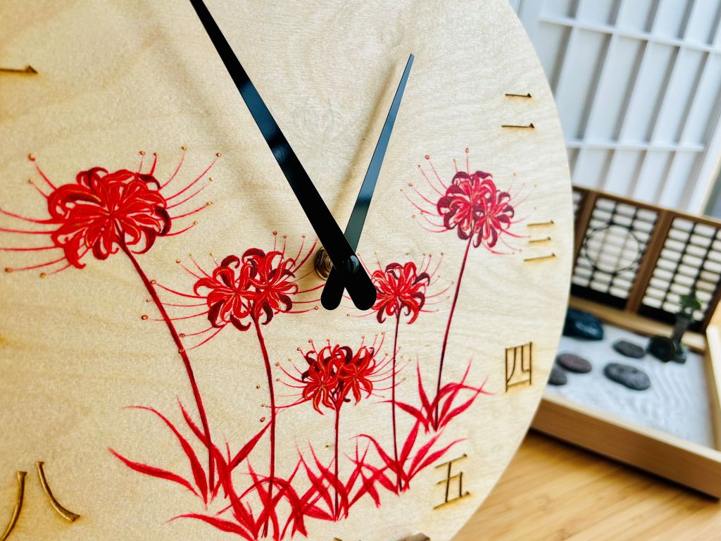 Luxusní dřevěné hodiny "Pavoučí lilie" 29 cm