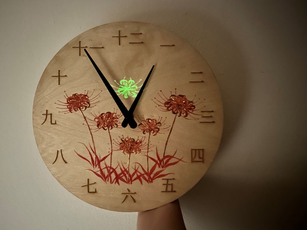 Luxusní dřevěné hodiny "Pavoučí lilie" 29 cm