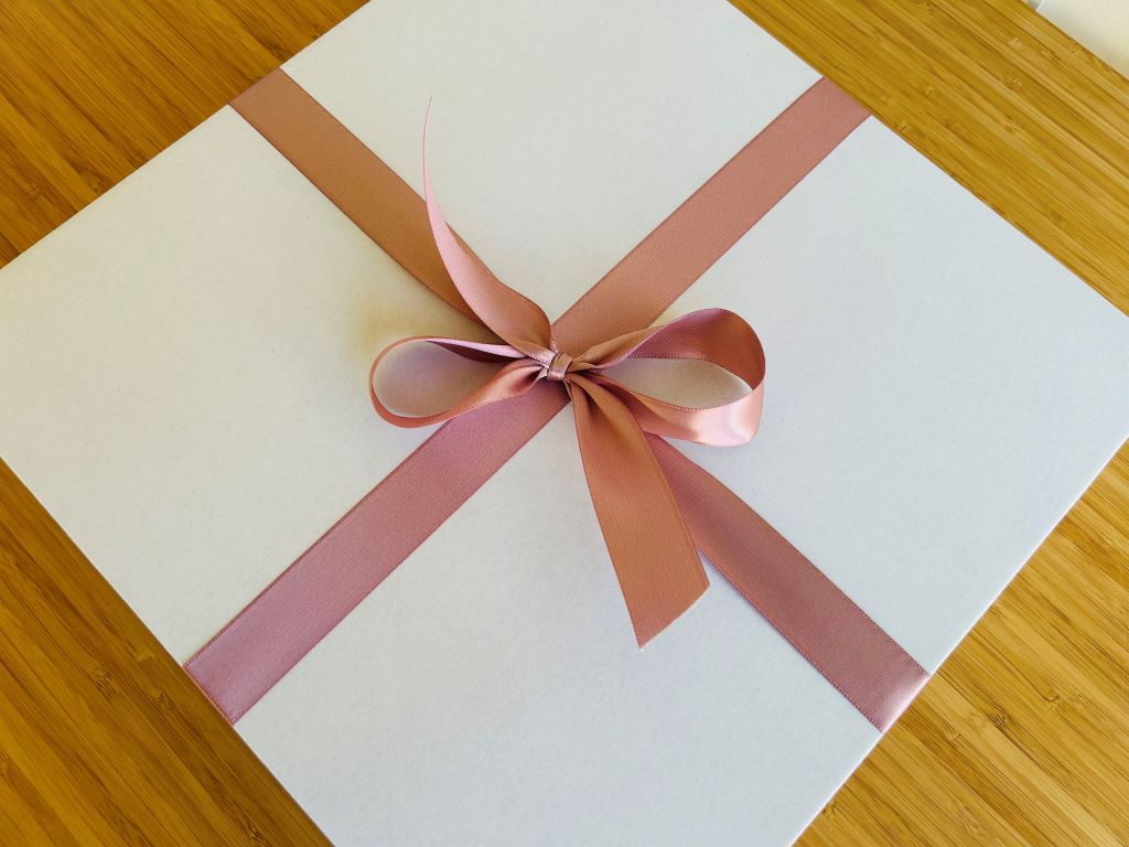 Luxusní dřevěné hodiny "Pavoučí lilie" 29 cm