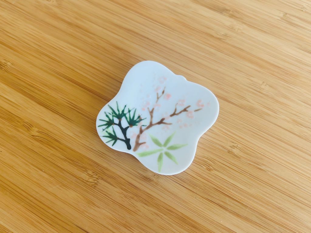 chopstick rest square "Three Friends of Winter" 5.5x5.5 cm