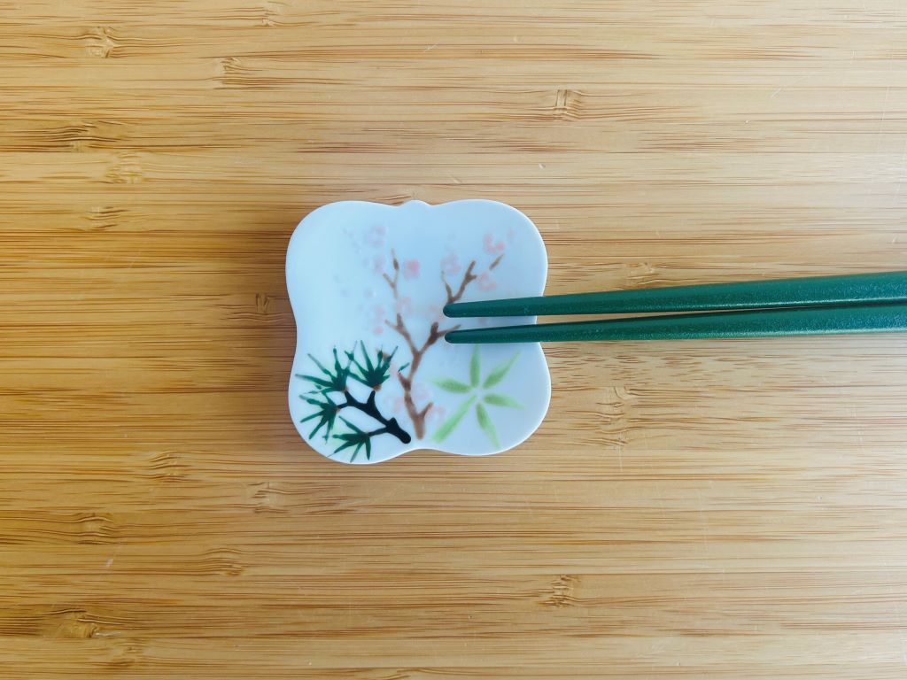 chopstick rest square "Three Friends of Winter" 5.5x5.5 cm
