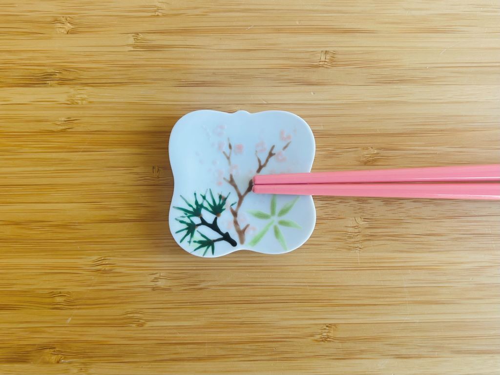 chopstick rest square "Three Friends of Winter" 5.5x5.5 cm