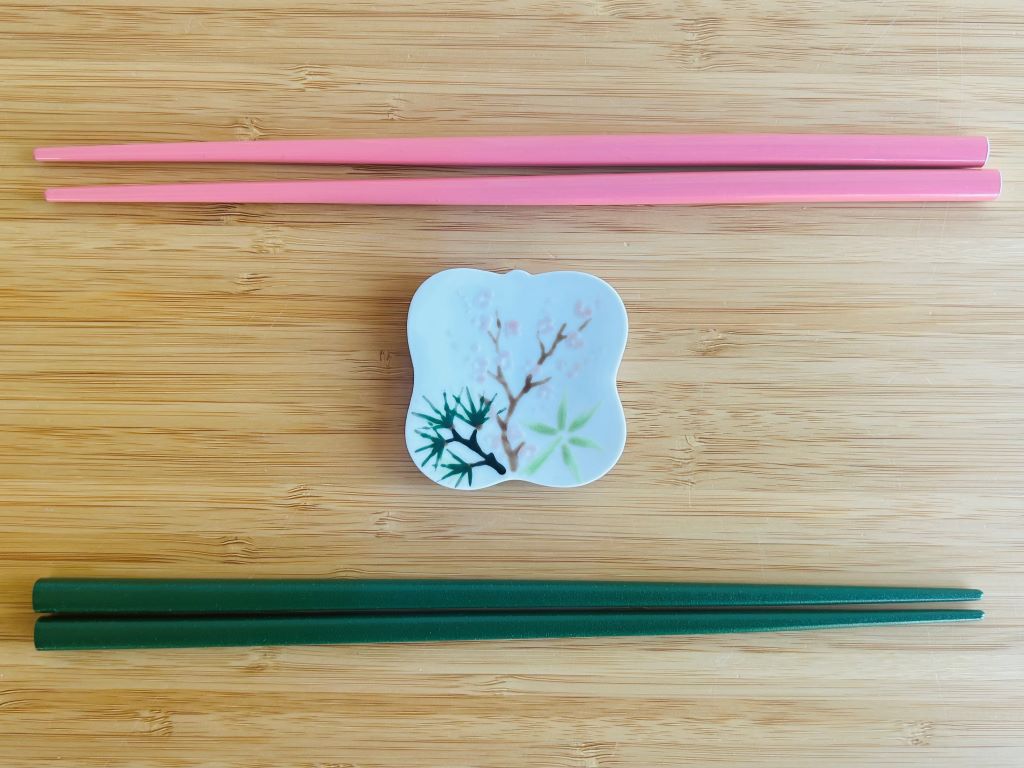 chopstick rest square "Three Friends of Winter" 5.5x5.5 cm