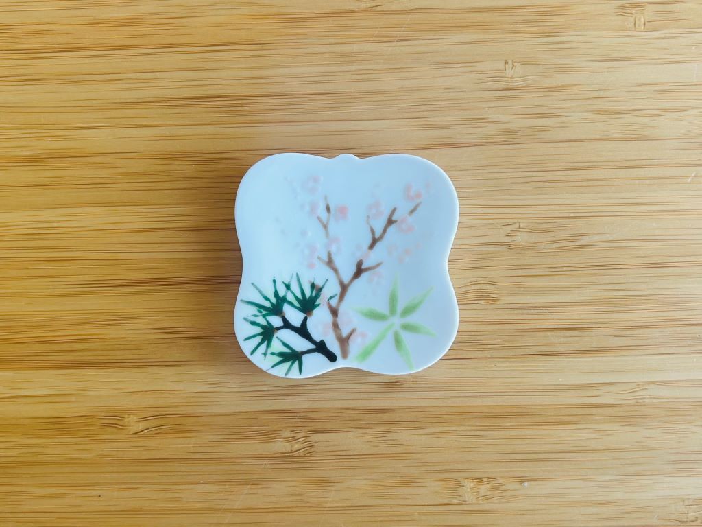 chopstick rest square "Three Friends of Winter" 5.5x5.5 cm