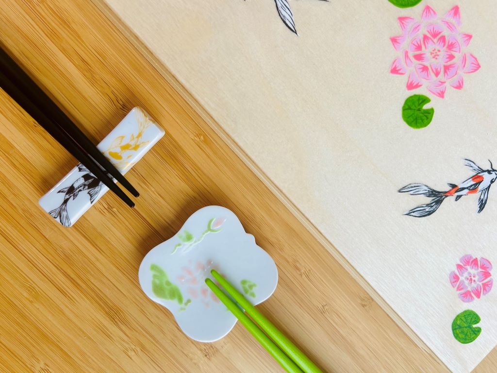 Geschenkset "Seejuwelen oder Koi-Karpfen mit Lotusblüten" für Essstäbchen und Ablagen