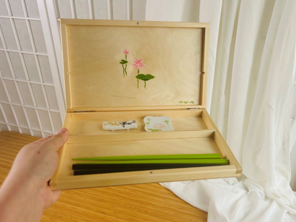 Geschenkset "Seejuwelen oder Koi-Karpfen mit Lotusblüten" für Essstäbchen und Ablagen