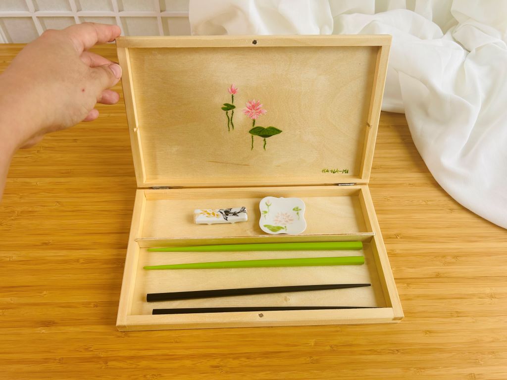 Geschenkset "Seejuwelen oder Koi-Karpfen mit Lotusblüten" für Essstäbchen und Ablagen