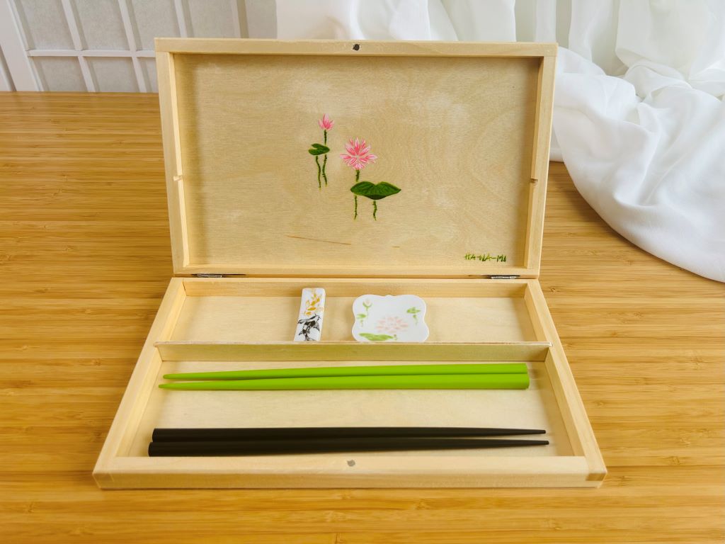 Geschenkset "Seejuwelen oder Koi-Karpfen mit Lotusblüten" für Essstäbchen und Ablagen