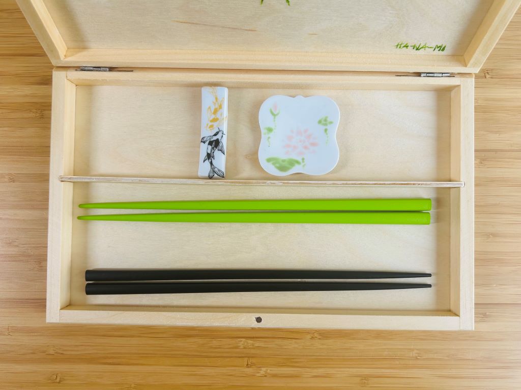 Geschenkset "Seejuwelen oder Koi-Karpfen mit Lotusblüten" für Essstäbchen und Ablagen
