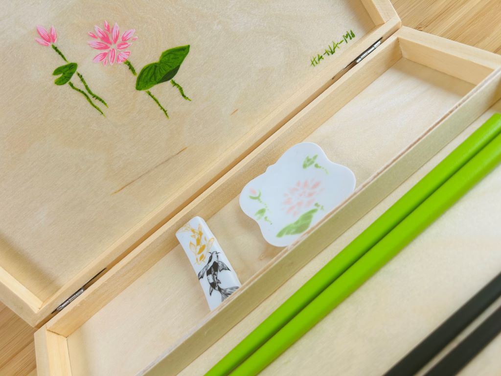 Geschenkset "Seejuwelen oder Koi-Karpfen mit Lotusblüten" für Essstäbchen und Ablagen