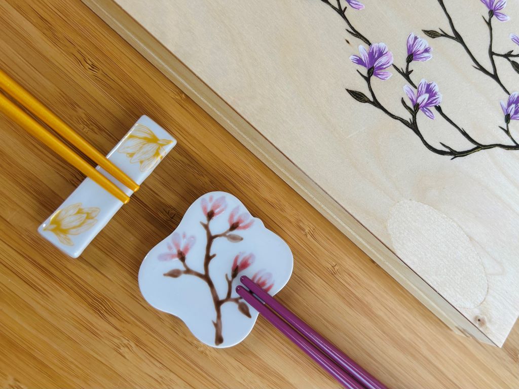 Geschenkset „Duft eines Frühlingstraums“ für Essstäbchen und Essstäbchenbänkchen