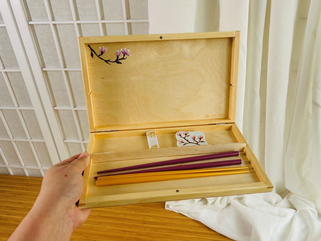 Geschenkset „Duft eines Frühlingstraums“ für Essstäbchen und Essstäbchenbänkchen