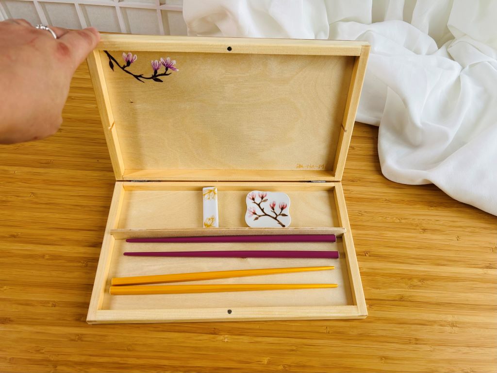 Geschenkset „Duft eines Frühlingstraums“ für Essstäbchen und Essstäbchenbänkchen