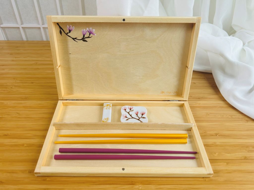 Geschenkset „Duft eines Frühlingstraums“ für Essstäbchen und Essstäbchenbänkchen