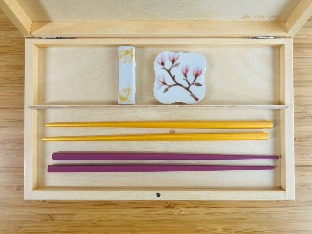 Geschenkset „Duft eines Frühlingstraums“ für Essstäbchen und Essstäbchenbänkchen