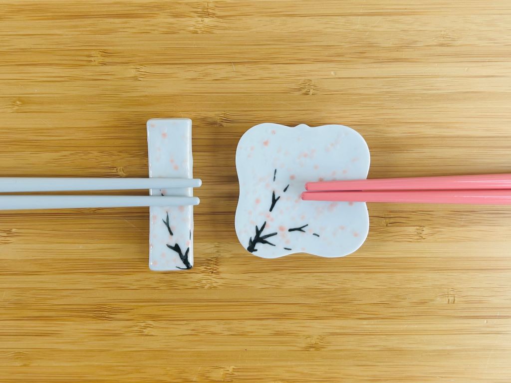 Geschenkset „Morgen unter Kirschblüten“ für Essstäbchen und Essstäbchenbänke