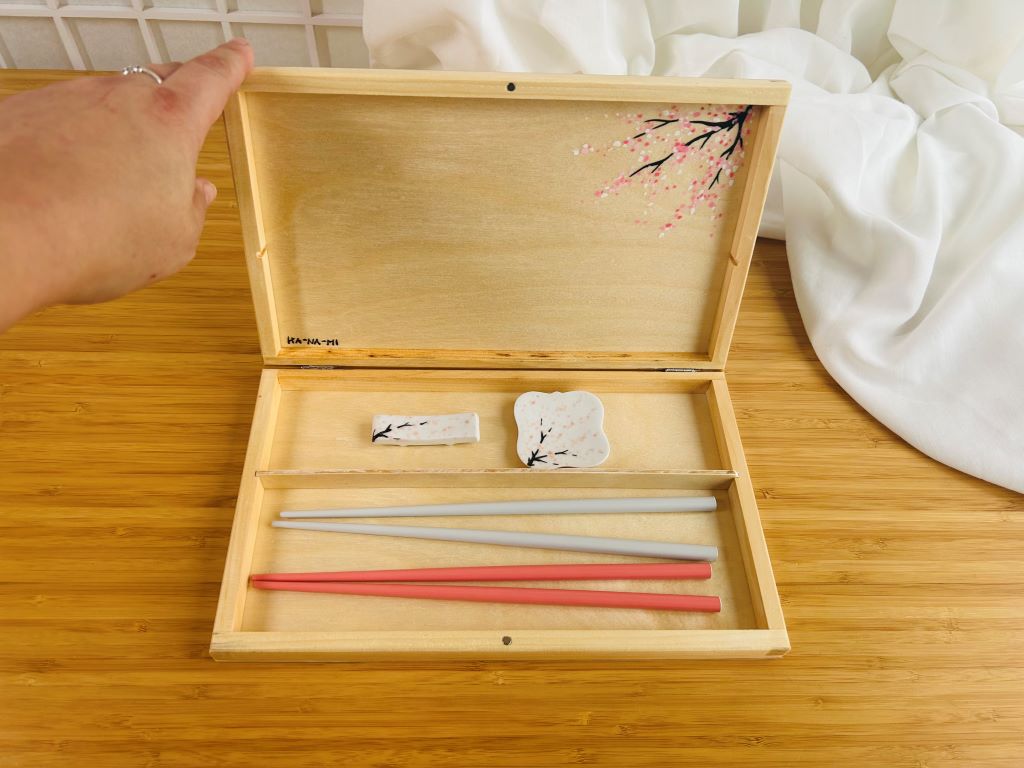 Geschenkset „Morgen unter Kirschblüten“ für Essstäbchen und Essstäbchenbänke
