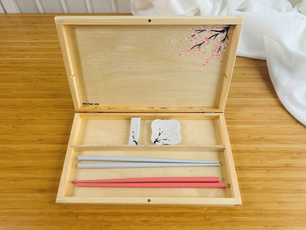 Geschenkset „Morgen unter Kirschblüten“ für Essstäbchen und Essstäbchenbänke