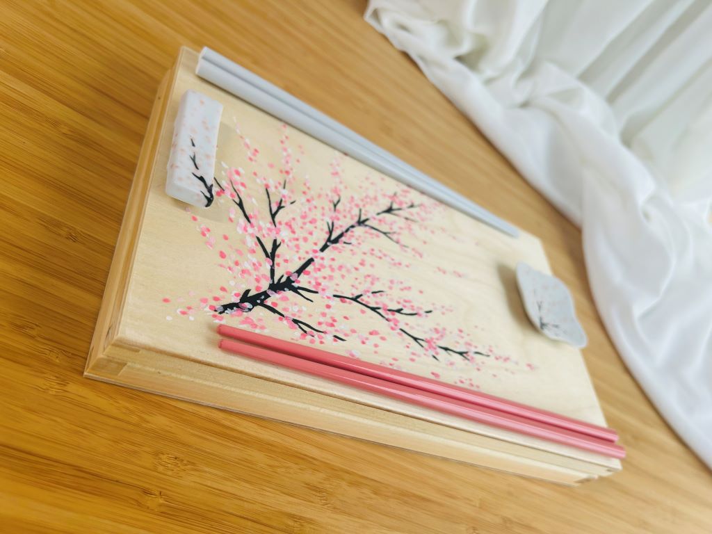 Geschenkset „Morgen unter Kirschblüten“ für Essstäbchen und Essstäbchenbänke