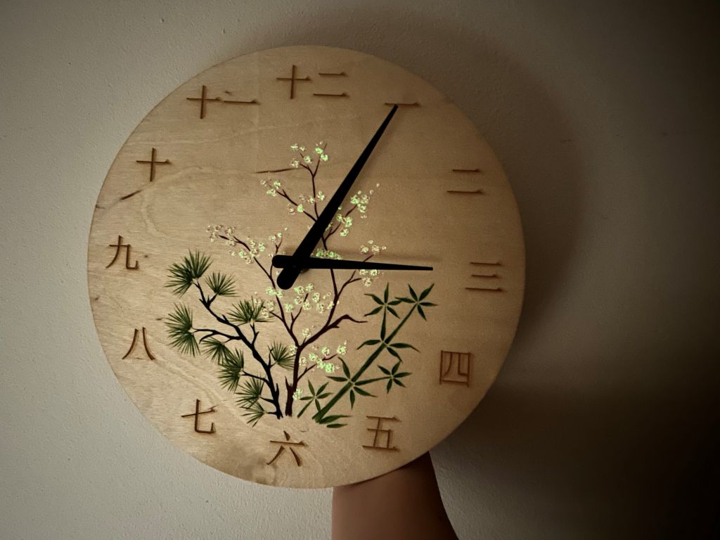 Luxusní dřevěné hodiny "Tři přátelé zimy" 29 cm