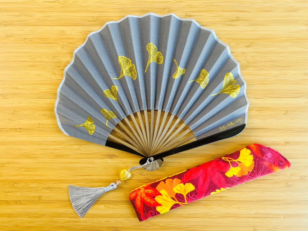 Luxusní skládací vějíř "Ginkgo listy" ručně malovaný