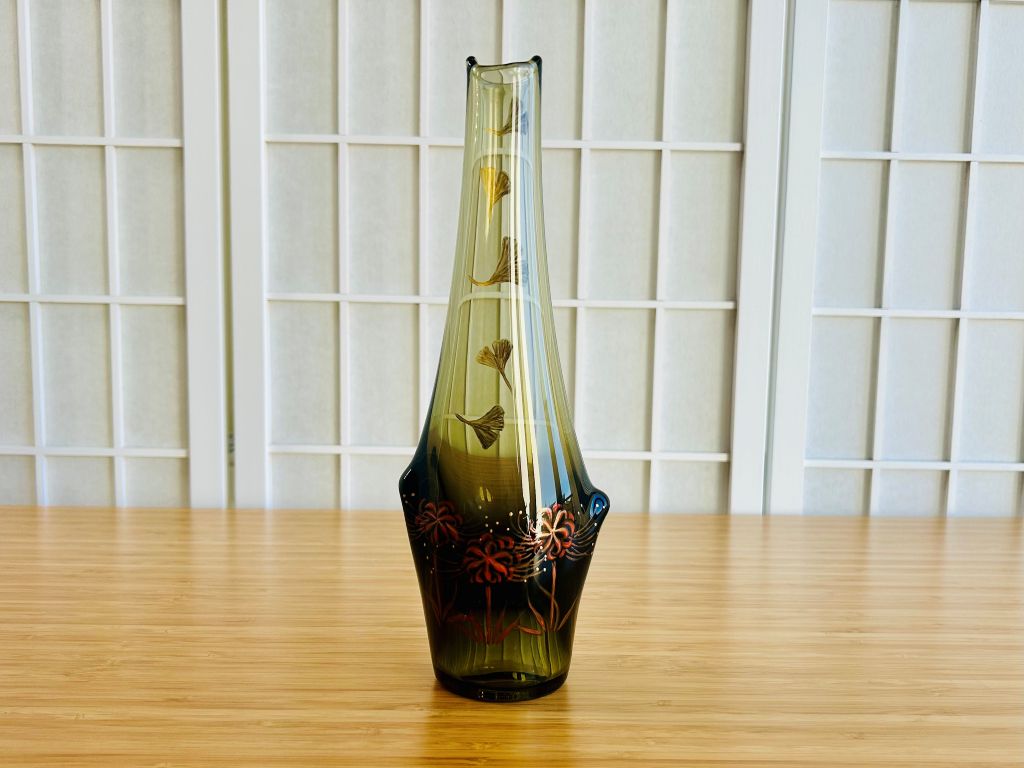 Vintage skleněná váza "Pavoučí lilie a ginkgo listy" výška 27 cm