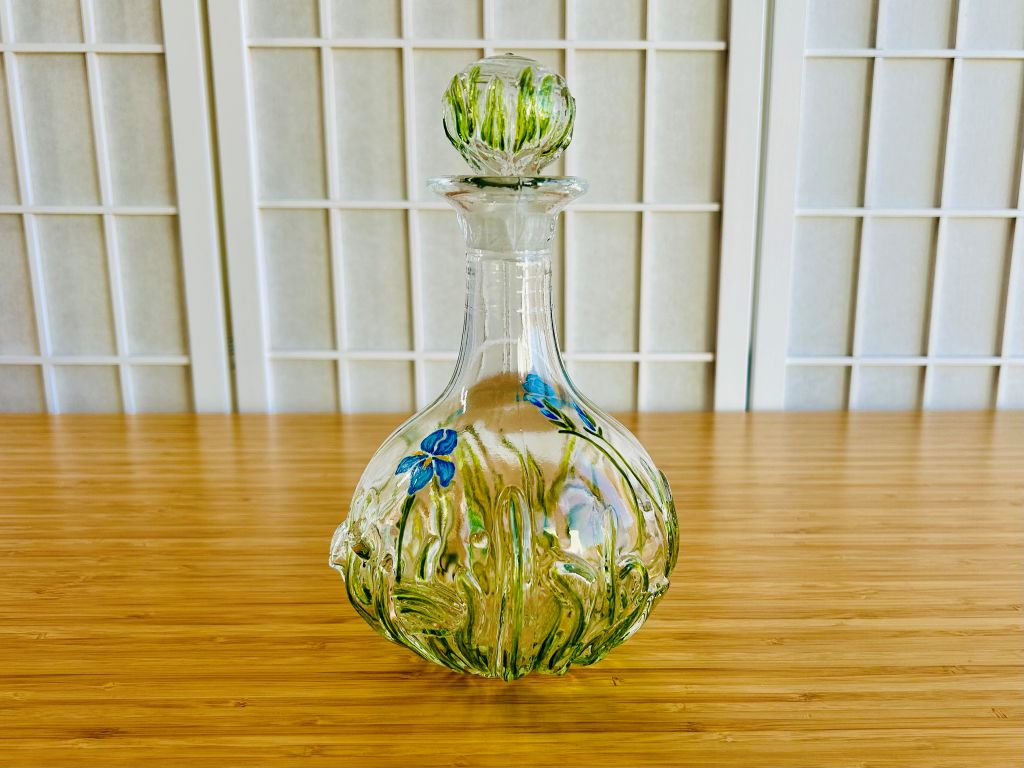 Vintage skleněná karafa "Kosatce" výška 23 cm