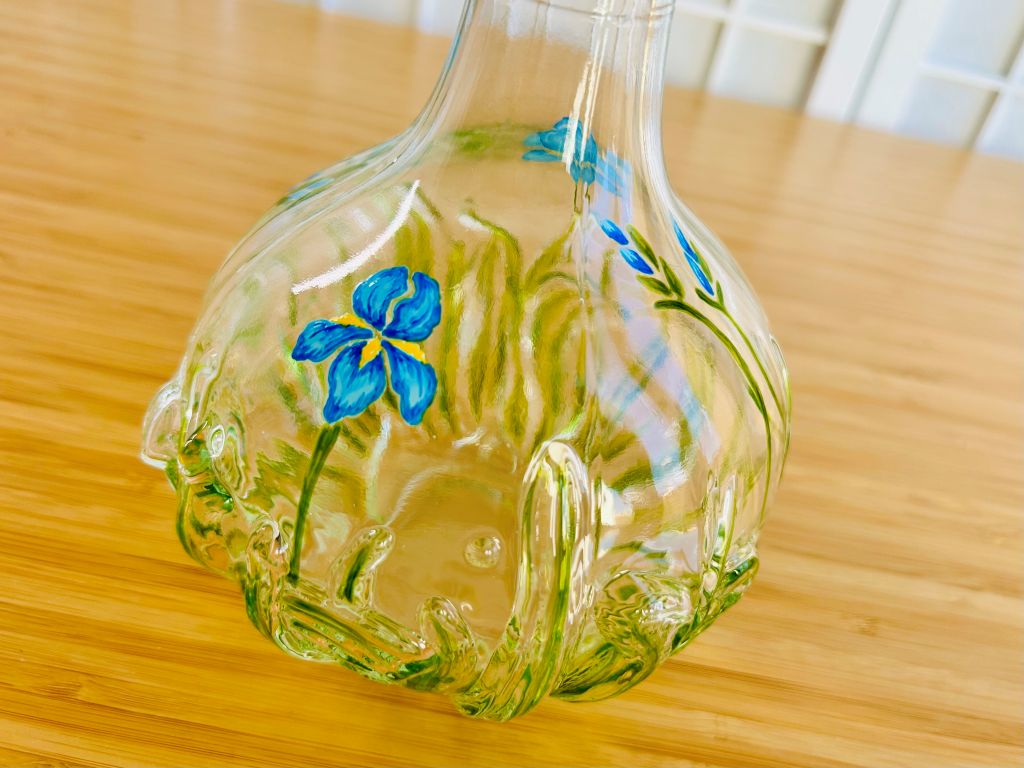 Vintage skleněná karafa "Kosatce" výška 23 cm