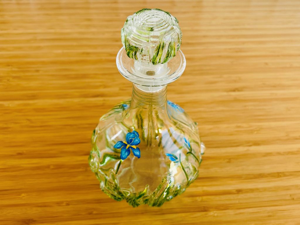 Vintage skleněná karafa "Kosatce" výška 23 cm
