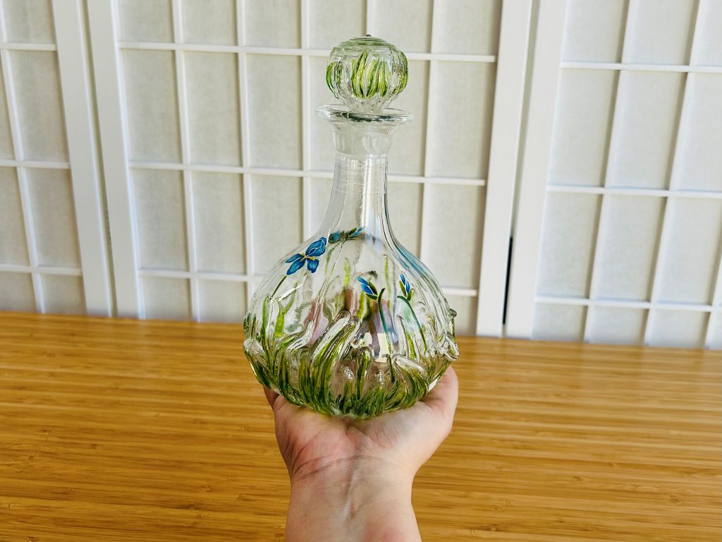 Vintage skleněná karafa "Kosatce" výška 23 cm